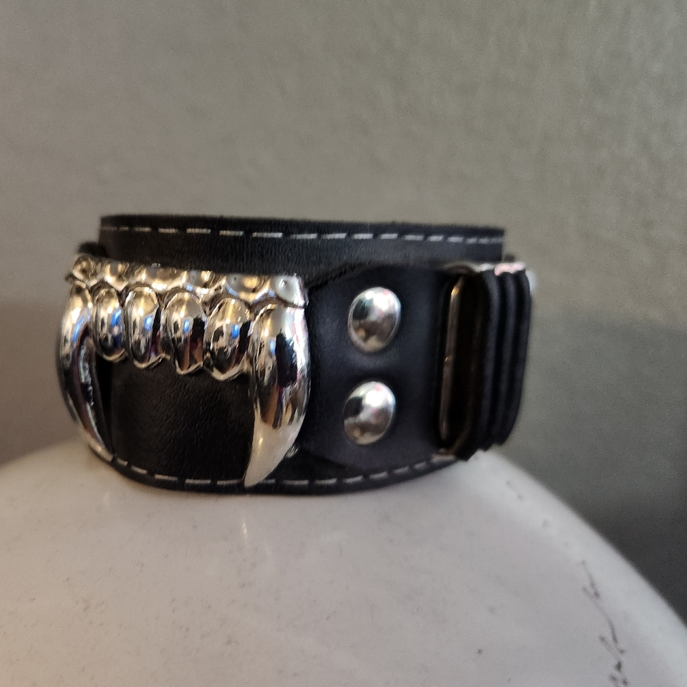 Vampire Cuff - Picture 3 of 4